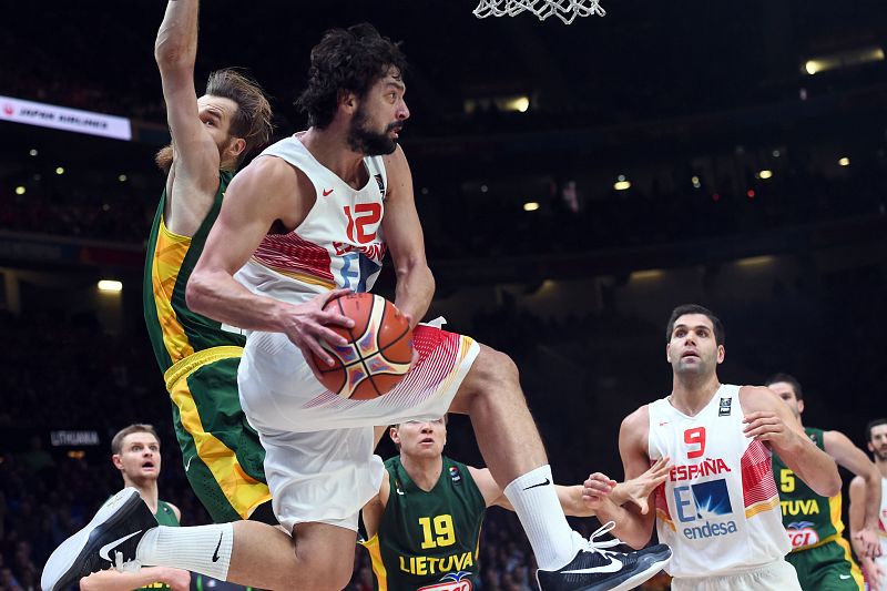 Sergio Llull penetra ante la defensa de Kavaliauskas