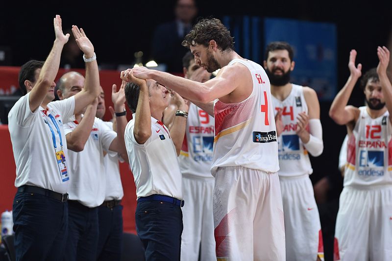 Sergio Scariolo recibe la felicitación de Pau Gasol por la victoria en la final