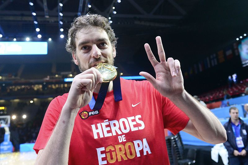 Pau Gasol, MVP del torneo, con su medalla de oro