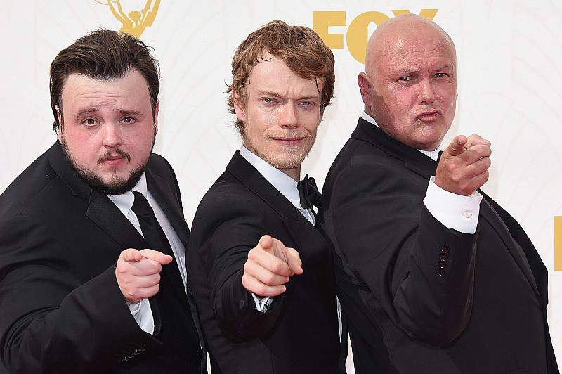 John Bradley-West, Alfie Allen and Conleth Hill a su llegada a la 67 gala de los Emmy.