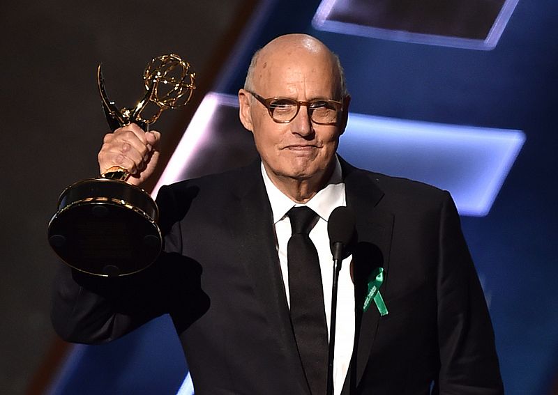 Jeffrey Tambor recoge su premio por 'Transparent'.