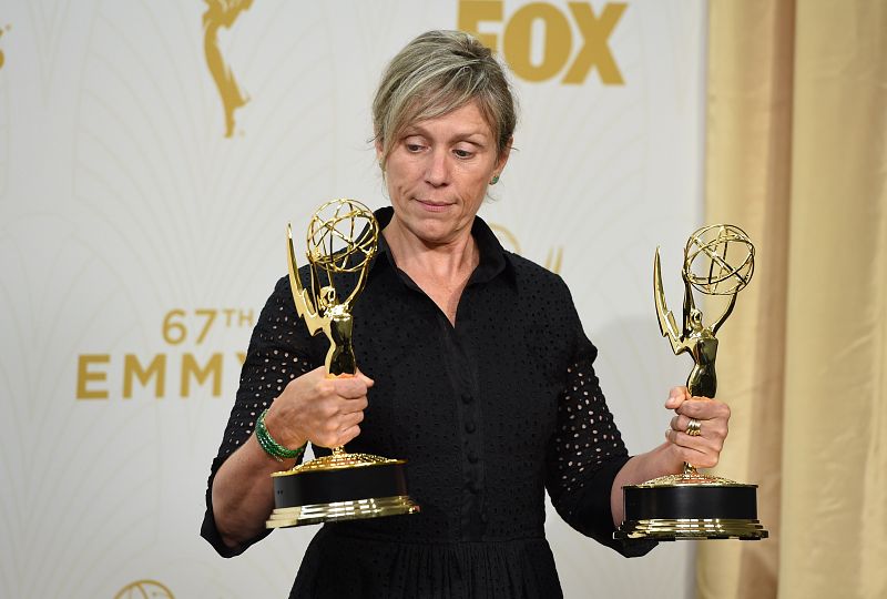 La actriz Frances McDormand posa el premio por su papel en 'Olive Kitteridge' y con el galardón a "mejor mini-serie".