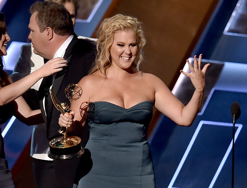 La actriz y escritora Amy Schumer recoge el premio por 'Inside Amy Schumer'.