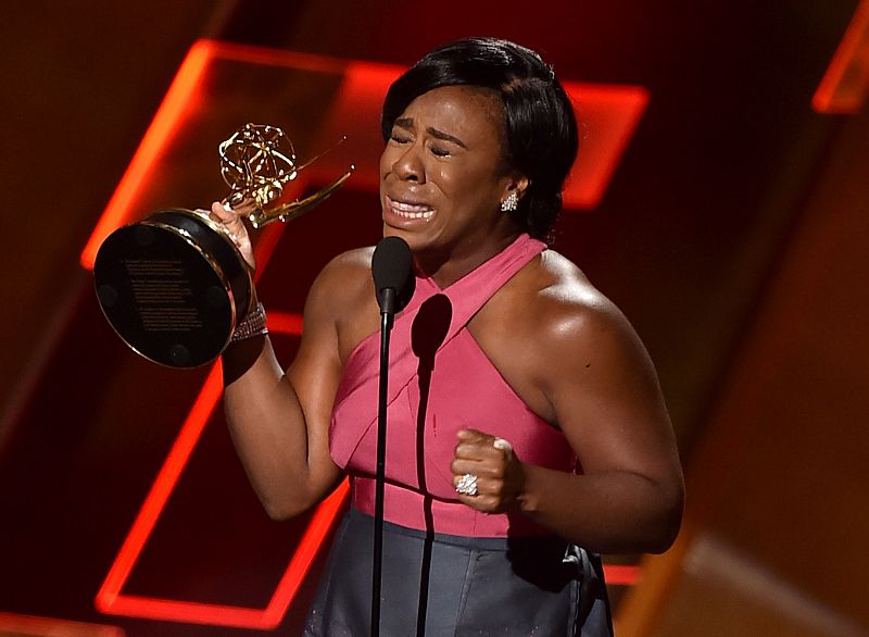 Uzo Aduba, conocida por su papel de Suzanne 'Ojos Locos' en 'Orange is the new black", emocionada tras recibir el premio.