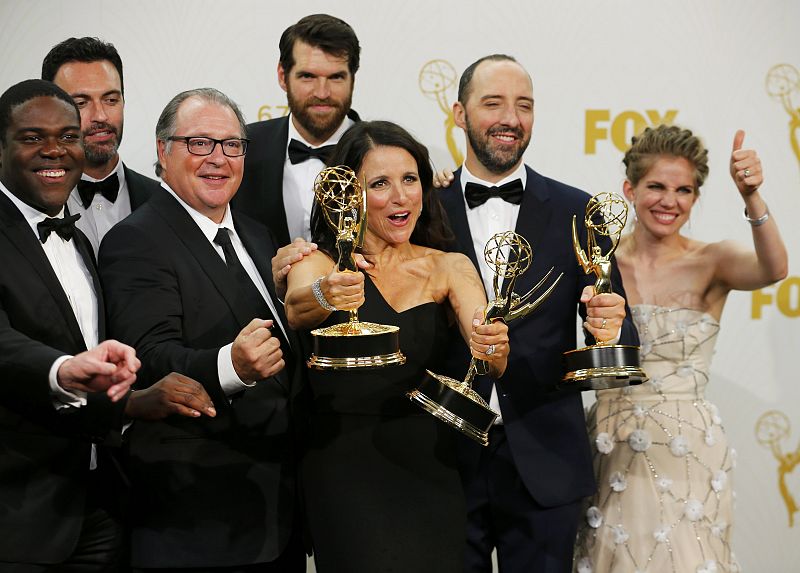 Los actores de la comedia 'Veep' posan con sus cuatro premios Emmy.