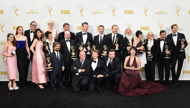 El equipo y los actores de 'Juego de Tronos', gran triunfadora de los Emmy 2015.