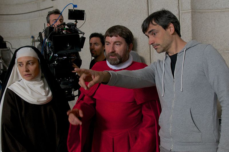 Jorge Dorado, director de 'Teresa', da órdenes durante el rodaje de Marian Álvarez y Antonio de La Torre.