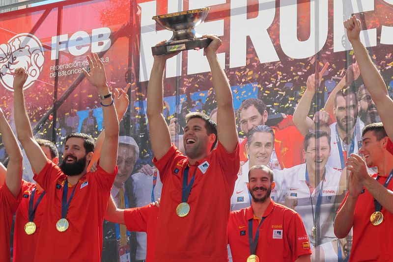 Felipe Reyes alzó el trofeo