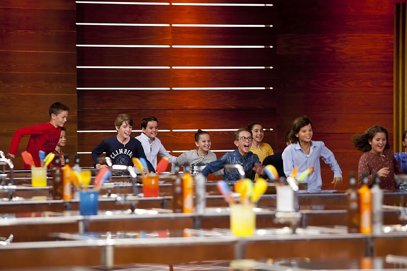 Los niños entran emocionados a las cocinas