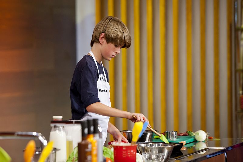 Los niños tienen que elaborar una hamburguesa