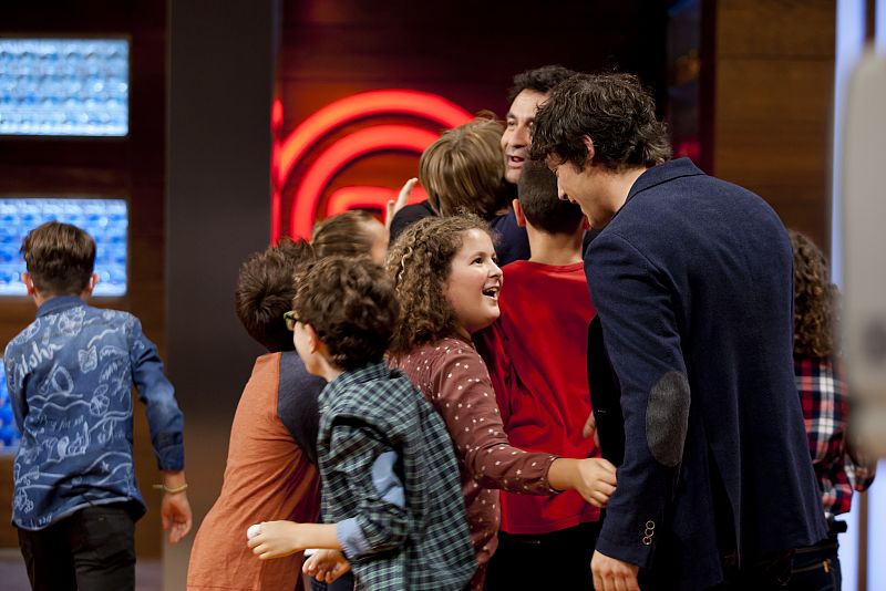 Los niños se abrazan la jurado