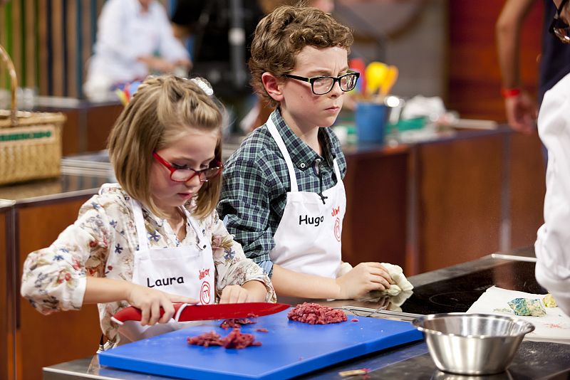 Laura (8 años) y Hugo (10 años) son hermanos