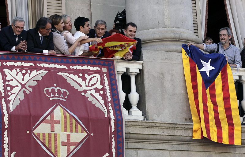 Rifirrafe en el balcón del Ayuntamiento de Barcelona a cuenta de las banderas en la fiesta de la Mercè.