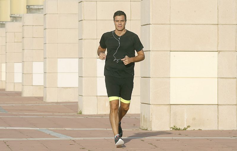 El secretario general del PSOE, Pedro Sánchez, corriendo por la mañana en el último día de campaña por los alrededores del Estadio Olímpico de Montjuïc, en Barcelona.