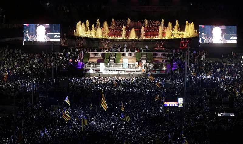 Vista general del mitin final de campaña de Junts pel Si, en la avenida de María Cristina de Barcelona, donde Junts pel Sí congregó a 100.000 personas, según los datos facilitados por la organización.