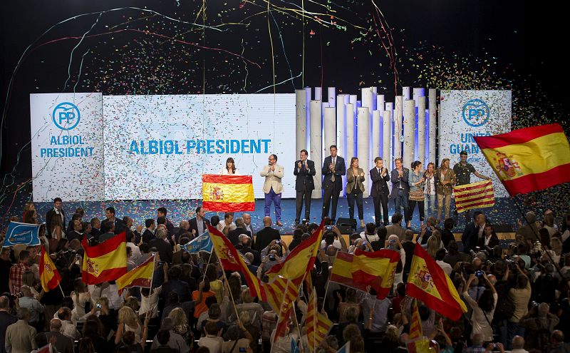 El presidente del Gobierno, Mariano Rajoy, se hizo acompañar del expresidente francés Nicolas Sarkozy para cerrar por todo lo alto la campaña del candidato del PP, Xavier García Albiol, en Barcelona.