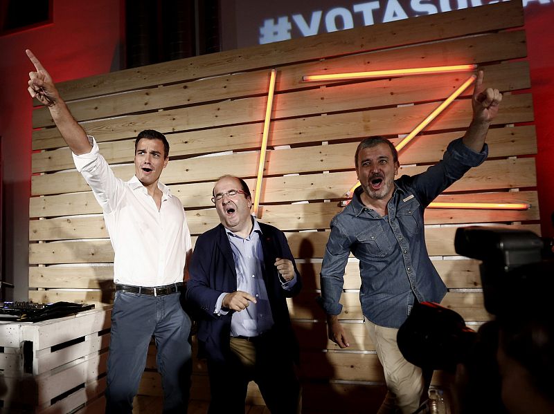 El secretario general del PSOE, Pedro Sánchez; el candidato del PSC, Miquel Iceta, y el presidente del grupo socialista en el Ayuntamiento de Barcelona, Jaume Collboni, cierran la campaña con el baile con el que empezaron una quincena atrás.