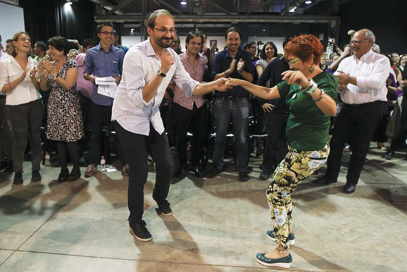 El coordinador nacional de ICV, Joan Herrera, baila con una simpatizante el himno de campaña de "Catalunya Si que es Pot" durante el mitin de final de campaña en Hospitalet de Llobregat (Barcelona).