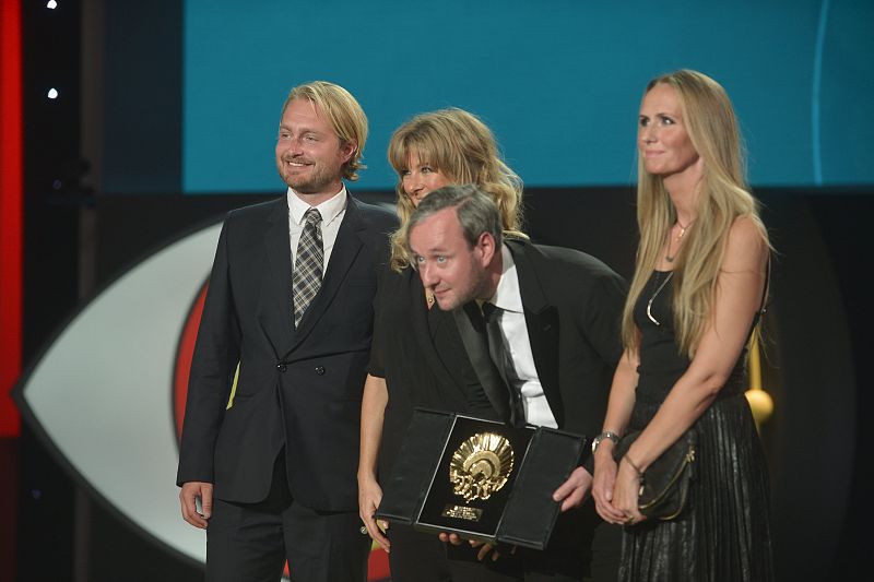 El director Runar Runarsson y el equipo de 'Sparrows' sostienen la Concha de Oro a Mejor Película
