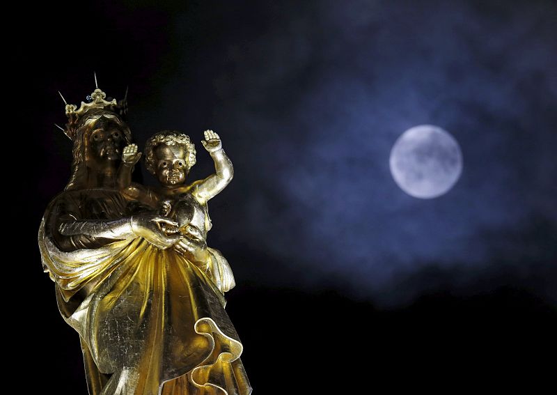 La superluna brilla sobre la basílica de Notre-Dame de la Garde en Marseille