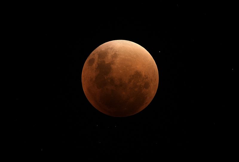 Imagen de la superluna roja tomada en Buenos Aires,