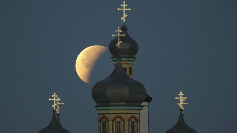 Otra imagen de Bielorrusia. En este caso, la Luna, vista desde una de las cúpulas de una iglesia en Turets.