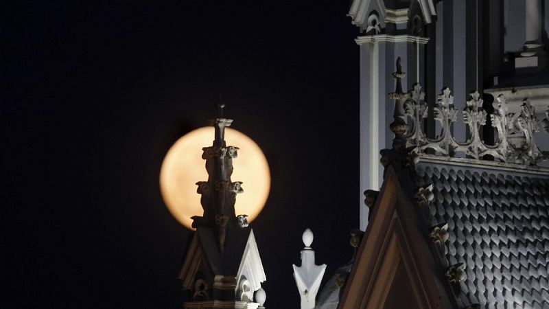 Imagen de la superluna de sangre tomada en la ciudad colombiana de Cali.