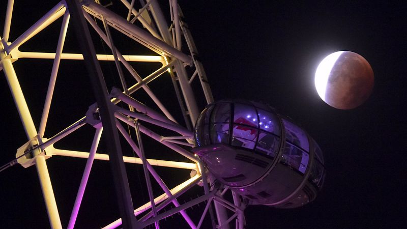 La superluna, con una de las cabinas de la noria 'London eye', en la capital británica.