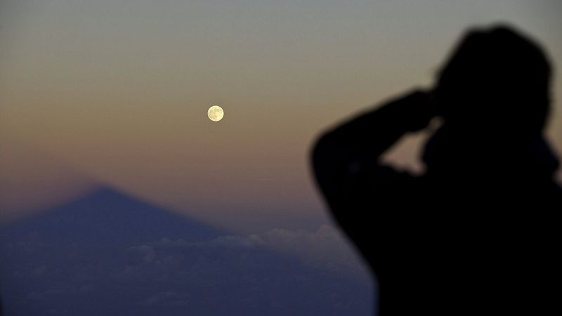 En España, el mejor lugar para divisar el eclipse ha sido las Islas Canarias. En la fotografía, la Luna vista junto al pico del Teide.