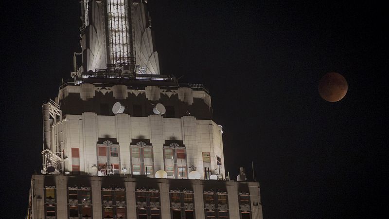 El eclipse de superluna, visto en el cielo de Manhattan. En la fotografía, el Empire State Building, de Nueva York.