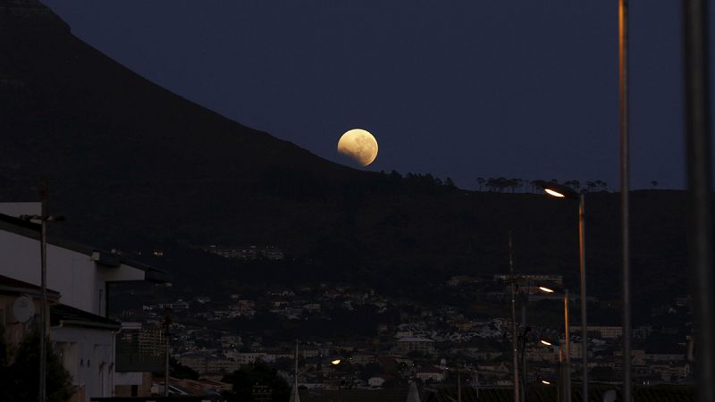 La ciudad sudafricana de Ciudad del Cabo, en el extremo meridional del continente africano, ha sido otro de los lugares privilegiados para observar el eclipse.