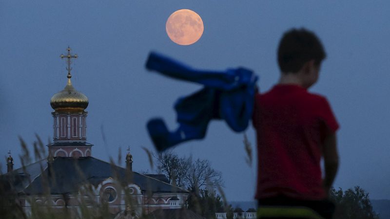 Una imagen de la Luna rojiza sobre un templo de la región bielorrusa de Ryazan.