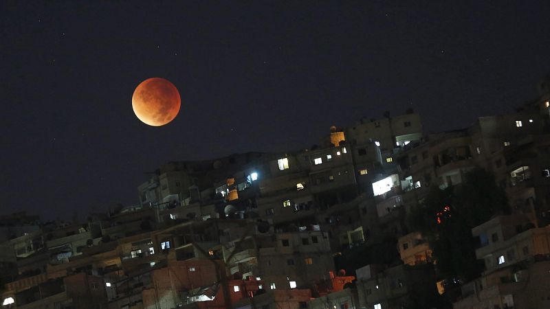 La ciudad siria de Damasco, bajo la superluna eclipsada.