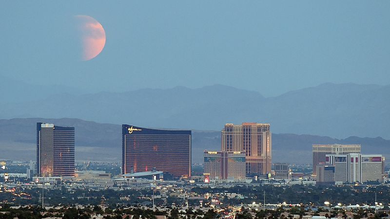 En el desierto de Nevada, la ciudad de Las Vegas también ha podido ver el eclipse lunar.