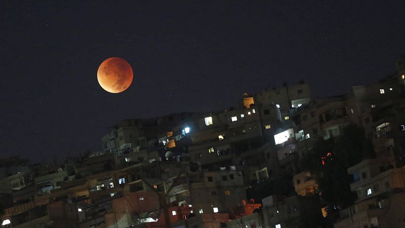 La ciudad siria de Damasco, bajo la superluna eclipsada.