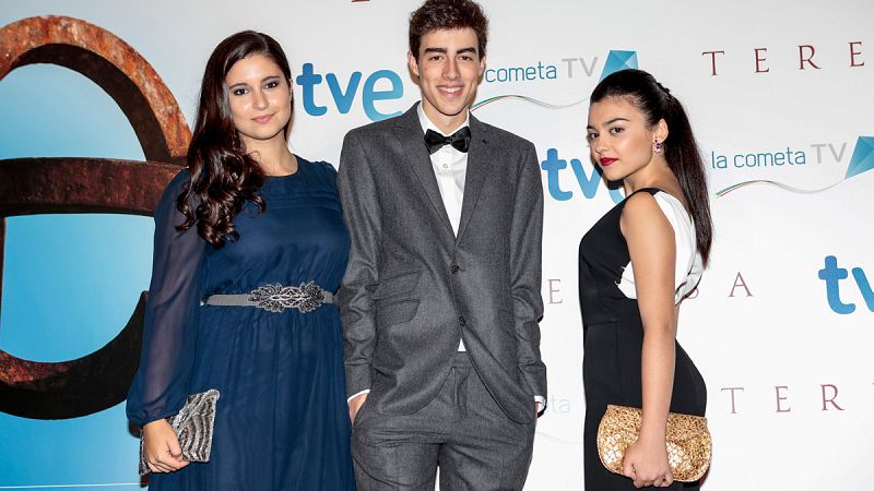 Los actores más jóvenes del elenco de 'Teresa' posan en el photocall. Carla Díaz (a la derecha) interpreta a la Teresa de nuestros días y nos sumerge en la historia de Santa Teresa. La actriz también trabaja como Elisa en la serie de TVE 'Seis Herma