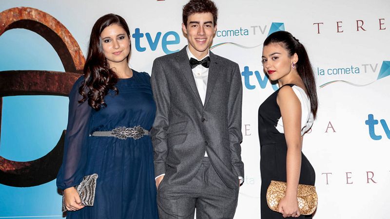  Los actores más jóvenes del elenco de 'Teresa' posan en el photocall. Carla Díaz (a la derecha) interpreta a la Teresa de nuestros días y nos sumerge en la historia de Santa Teresa. La actriz también trabaja como Elisa en la serie de TVE 'Seis Herma