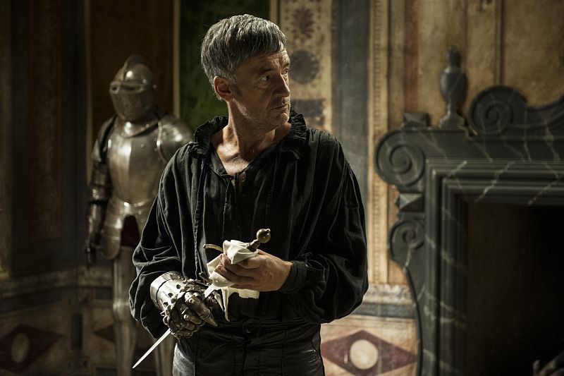 Hernán mira sorprendido la presencia de Gonzalo