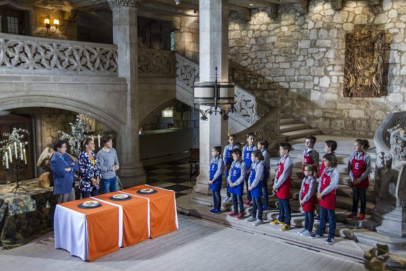 Los niños compiten por equipos, formados en plató