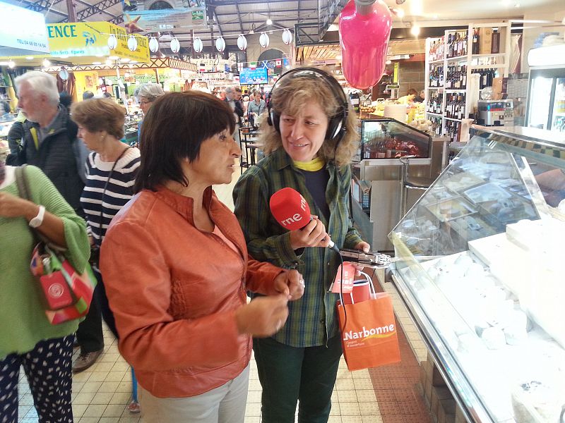 Nati Zorzo y Esther García curiosean por los puestos del mercado Les Halles.