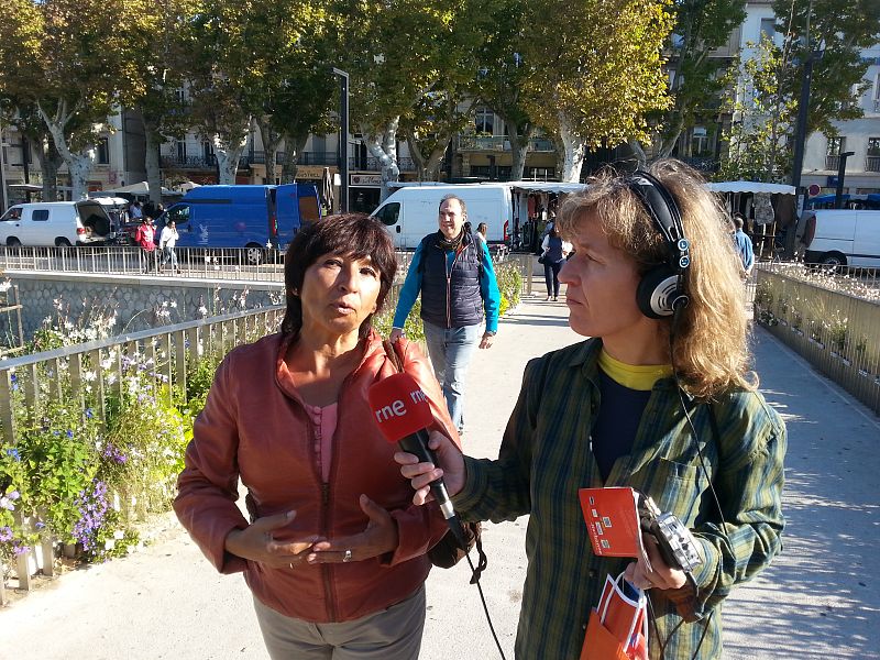 Nati Zorzo y Esther García cruzan el Puente de la Libertad sobre el Canal de la Robine.