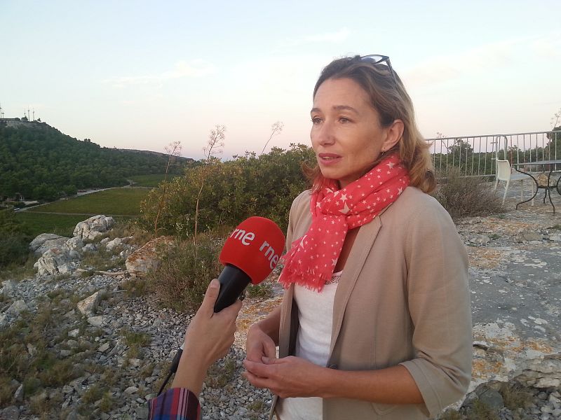 Véronique Braun nos acompaña por los viñedos de Château l'Hospitalet.