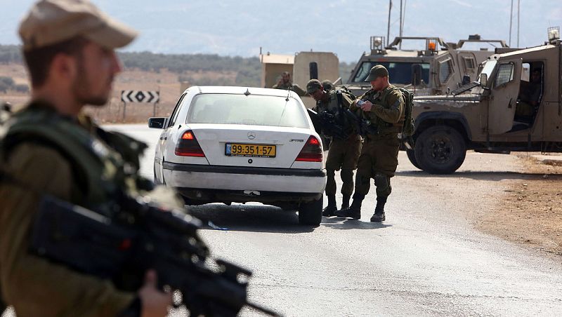 Soldados israelíes en un puesto de control cerca de la aldea de Beit Furik, al este de Nablus, donde fueron asesinados dos colonos judíos