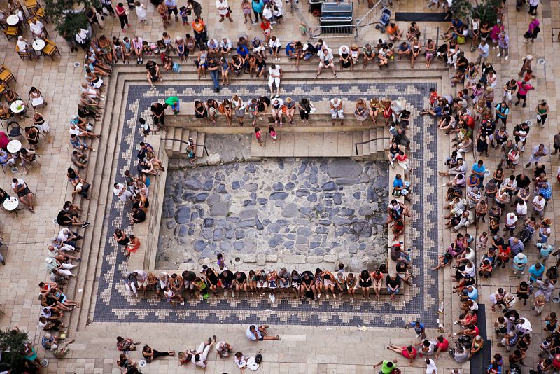 Un trozo de la Via Domitia preservado en el centro de la Plaza del Ayuntamiento.