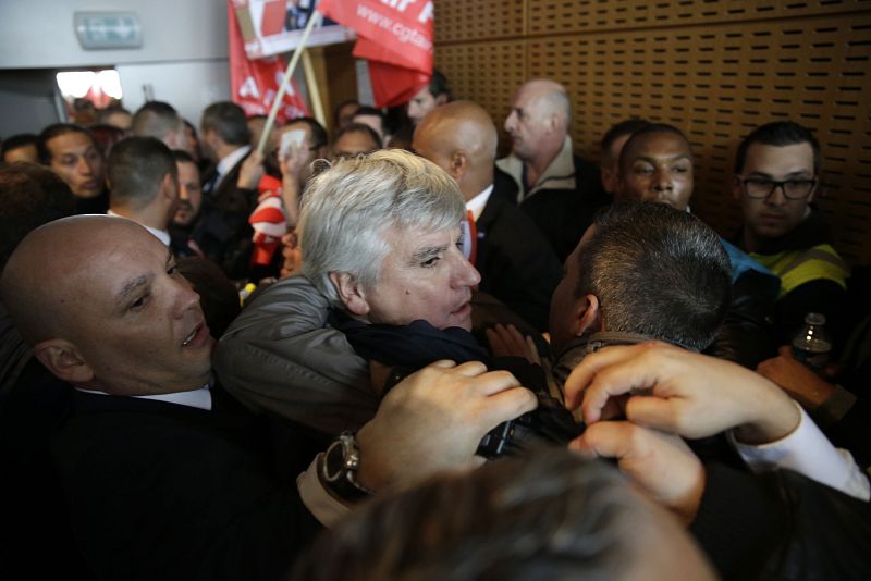 Fuerzas de seguridad sacan al director de Air France en Orly, Pierre Plissonnier, de la sede del grupo en Roissy-en-France