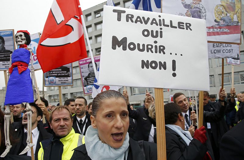 Empleados de Air France protestando en el aeropuerto Charles de Gaulle contra los recortes de la empresa