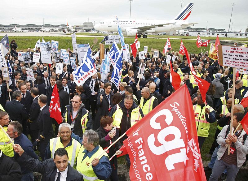 Protestas de los trabajadores ante la sede de la compañía en Charles de Gaulle