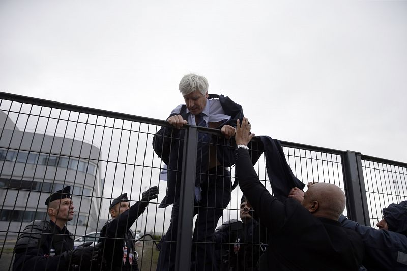 El director de Air France en Orly salta una valla ayudado por las fuerzas de seguridad