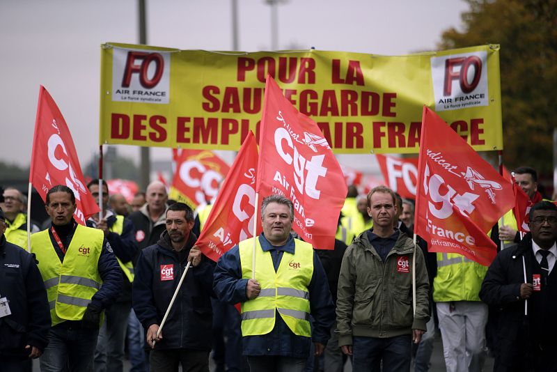 Empleados de la CGT protestan por el anuncio de Air France de suprimir hasta 2.900 empleos a corto plazo