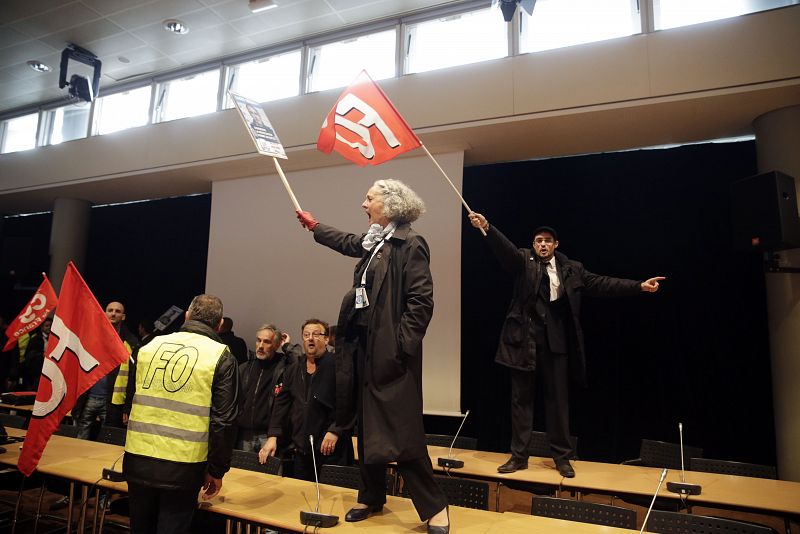 Una trabajadora en el lugar de la reunión, que tuvo que ser suspendida